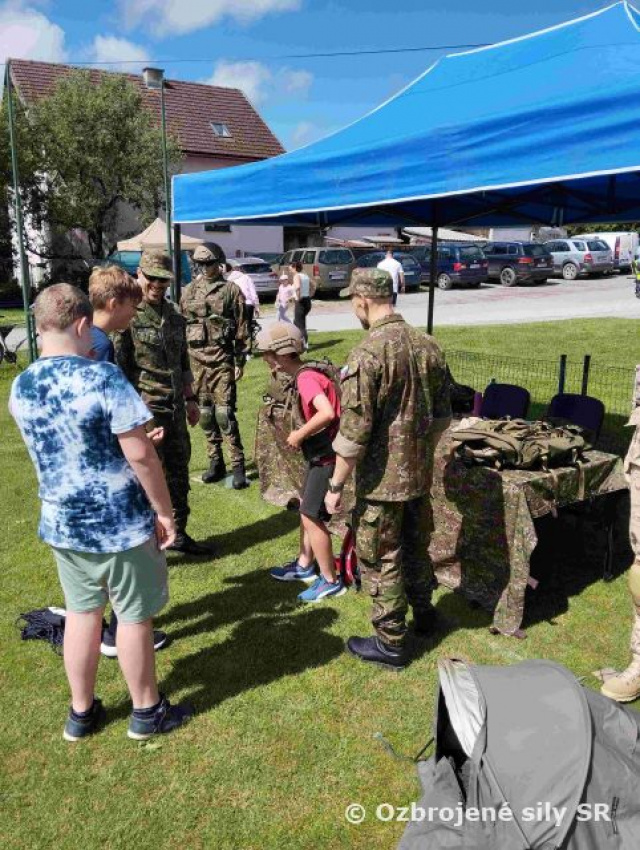Aj vojaci 4. pluku logistiky prispeli k zabezpečeniu osláv Medzinárodného dňa detí v Omšení