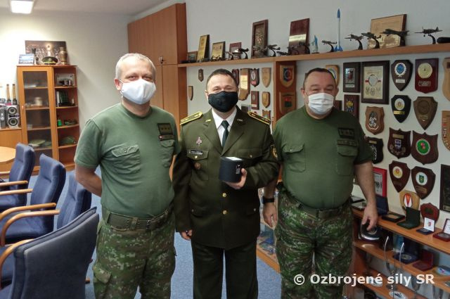 Odovzdanie vecného daru príslušníkovi úradu