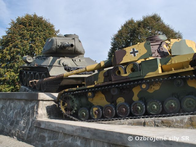 Slávnostný nástup pri príležitosti 73. výročia víťazstva nad fašizmom