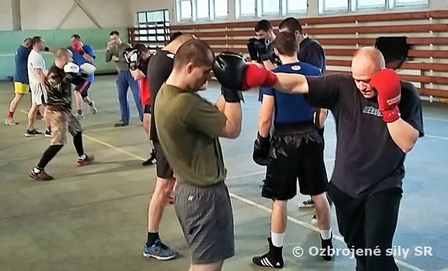 Inštruktori boja z blízka v plnom nasadení