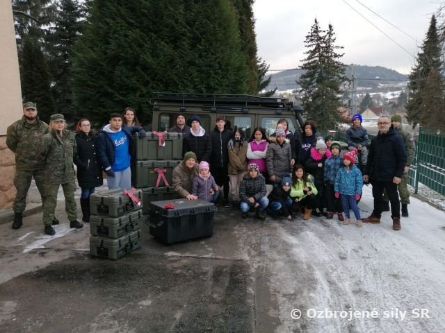 Vianočná zbierka profesionálnych vojakov a zamestnancov 43. Zásobovacej základne Z. Kostoľany