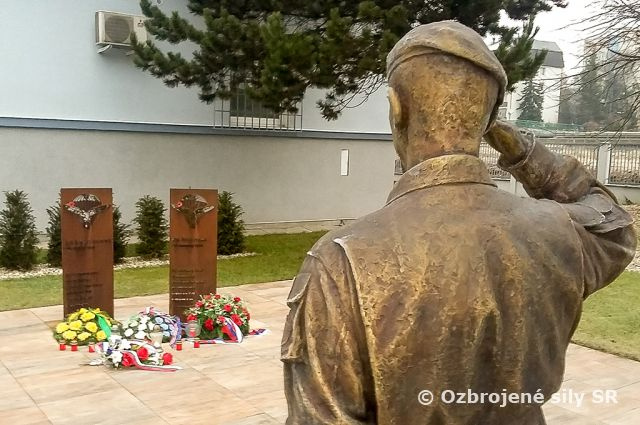 Spomienka na priateľov v zbrani