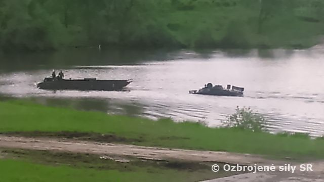 BRDM  - Čln na kolesách