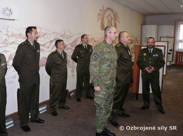 Najlepšími spomedzi poddôstojníkov a mužstva 2.mb sú rotný Juhás a desiatnik Mika 