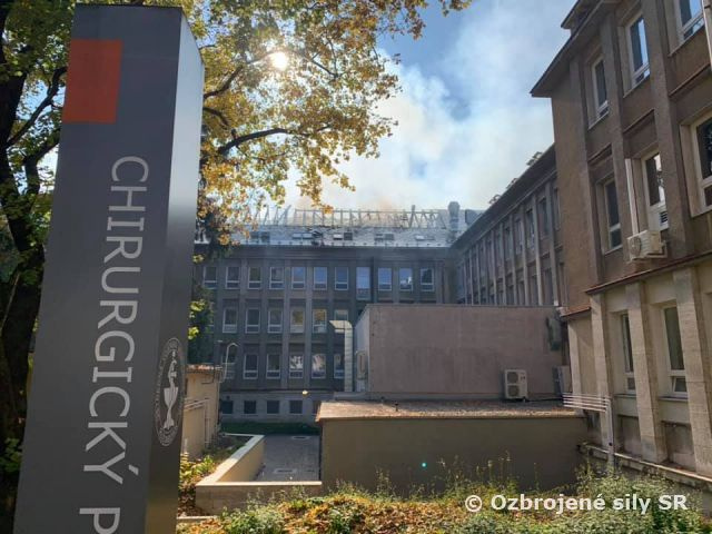 Z dôvodu včerajšieho požiaru sú pracoviská a špecializované ambulancie v chirurgickom pavilóne ÚVN najbližších 48 hodín mimo prevádzky