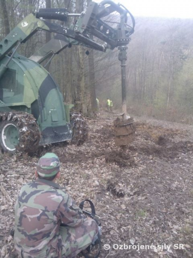 Výcvik ženijno-technickej roty v oprave oplotenia -pokračovanie