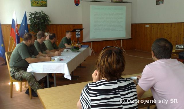 Stretnutie veliteľa práporu s rodinnými príslušníkmi profesionálnych vojakov pôsobiacich mimo územia SR