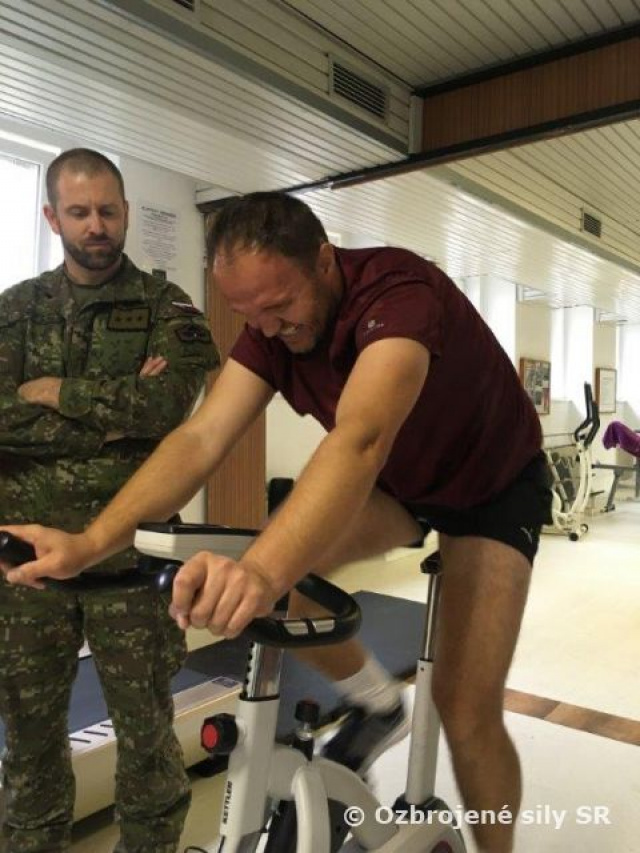 Profesionálni vojaci a profesionálne vojačky Veliteľstva 2.mechanizovanej brigády súťažili v triatlone