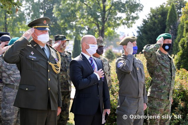 Vojaci v misiách a operáciách v zahraničí si pripomenuli Deň ozbrojených síl