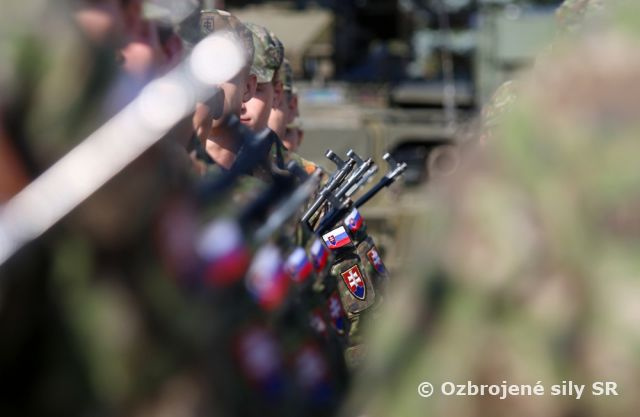 Intenzívne nasadenie profesionálnych vojakov v boji proti COVID-19 si vyberá svoju daň