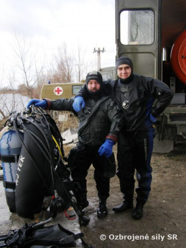 Potápačský výcvik ženistov a hasičov na Čiernej vode