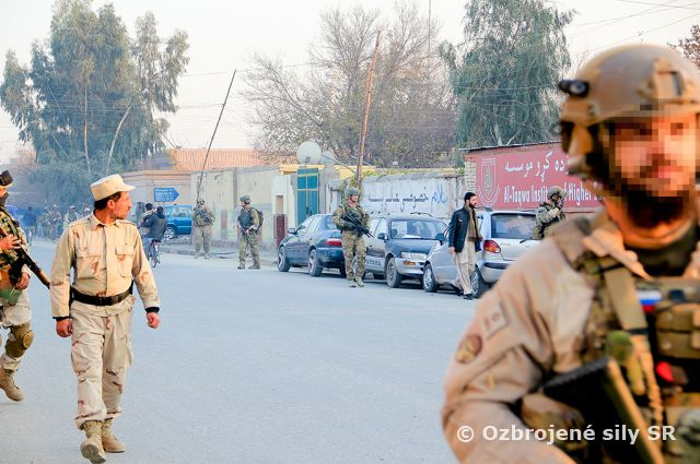Veliteľ ISAF SOF na patrole so slovenskými SOF
