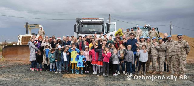 Slovenskí „plameniaci“ opäť na návšteve slovenských vojakov na Cypre