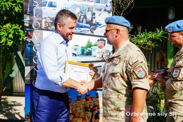 Návšteva predsedu vlády Slovenskej republiky v kempe generála Milana Rastislava Štefánika na Cypre