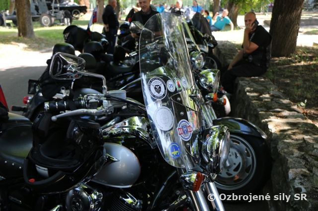 Motospojky pri pamätníku zmierenia