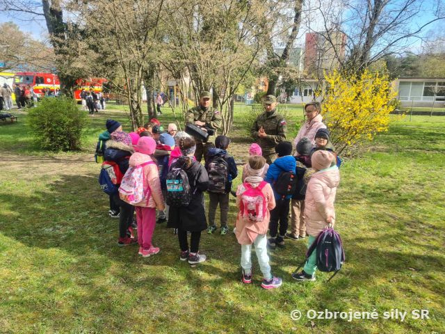 Príprava obyvateľstva na obranu štátu „PONOŠ“ -v Základnej škole na Bezručovej ulici Trenčín.