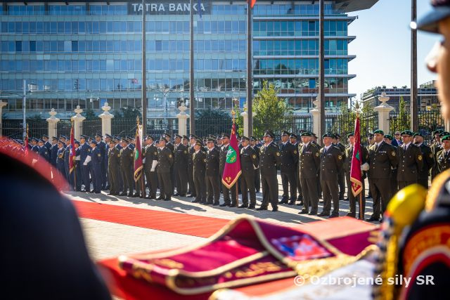 Ceremoniál pripínania stúh na bojové zástavy.