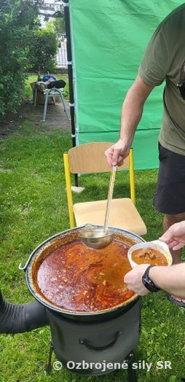 Kotlíkový guláš na Základnej škole Za kasárňou