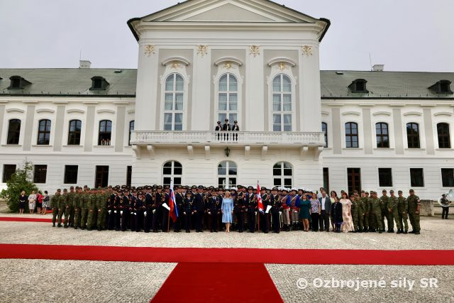 Rozlúčka prezidentky s čestnou strážou 