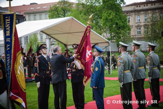 Slávnostné odovzdanie bojových zástav