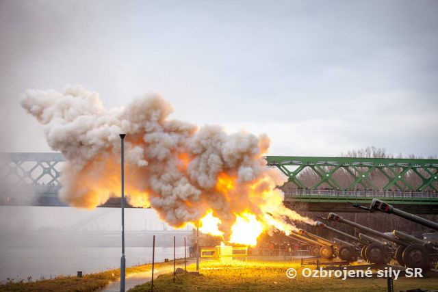 Vojaci privítali Nový rok delostreleckými salvami