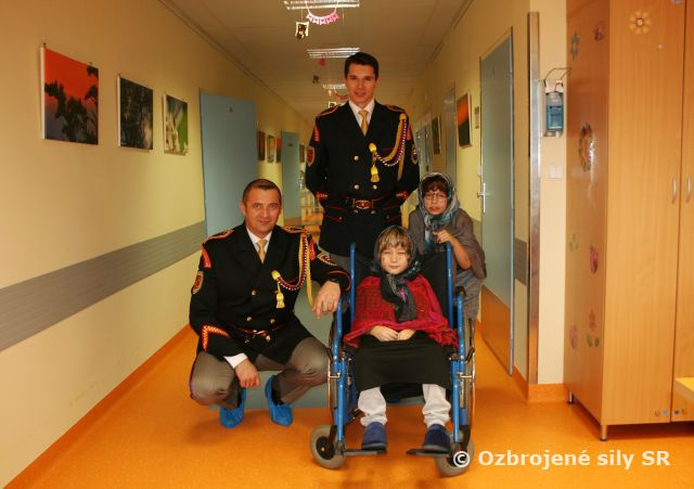 Čestná stráž prezidenta SR navštívila detskú onkológiu