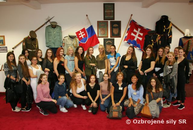 Čestnú stráž navštívili študenti Strednej zdravotníckej školy