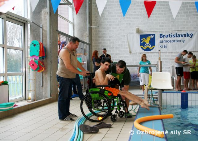 Prezidentovi muži a ženy pomáhali pri organizovaní regionálnych plaveckých pretekov