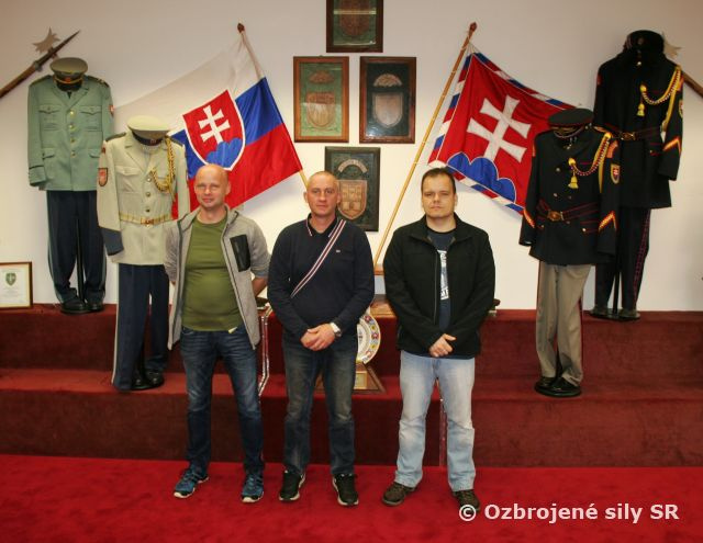 Čestnú stráž prezidenta SR navštívili príslušníci Hradní stráže Praha