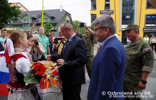 Deti zo Svidníka oslávili svoj sviatok s vojakmi 