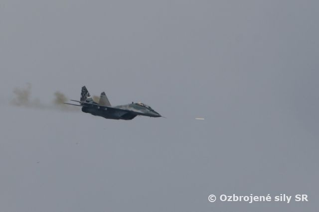 Vojaci cvičia v poli na všetkých úrovniach vo dne aj v noci