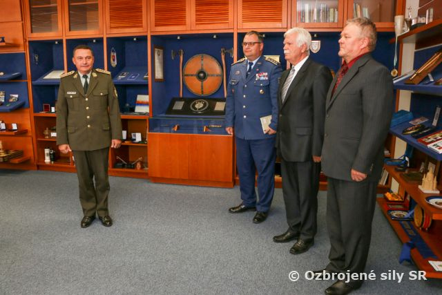 Generálporučík Zmeko ocenil pracovníkov Vojenského historického ústavu