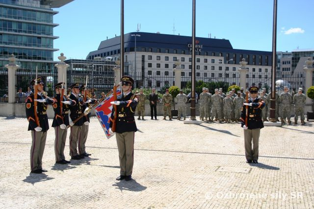 Americkí kadeti navštívili prezidentovu stráž