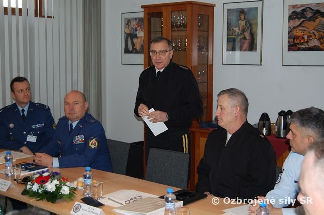 Hlavní poddôstojníci krajín strednej Európy na konferencii v Bratislave