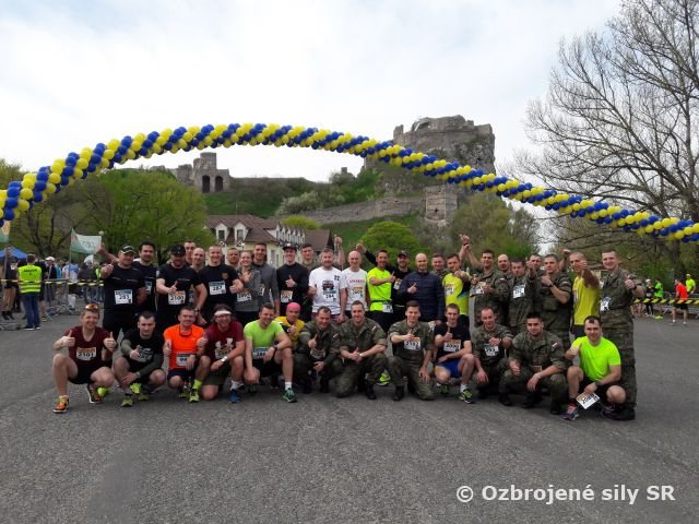 Z Devína do Bratislavy aj v uniformách