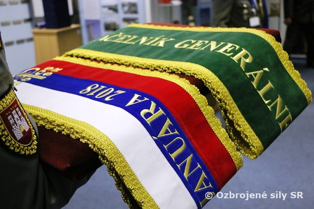 Nové bojové zástavy dekorované pamätnými stuhami
