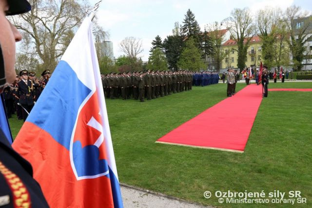 Prepožičanie bojových zástav útvarom OS SR