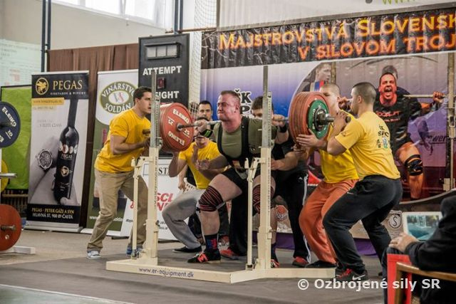 Hruď príslušníka ČS PSR zdobí zlatý kov