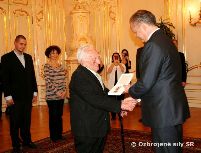 Prezident udelil štátne vyznamenania