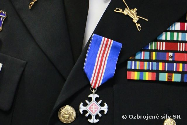 Generál Maxim ocenil odchádzajúceho šéfa úradu pre obrannú spoluprácu