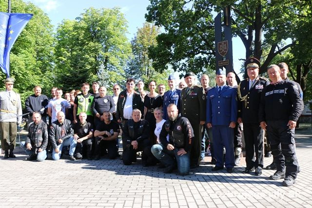 Motorkári pri pamätníku zmierenia