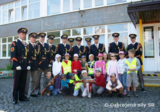 Príslušníci čestnej stráže vyčarili úsmev na tvárach detí 