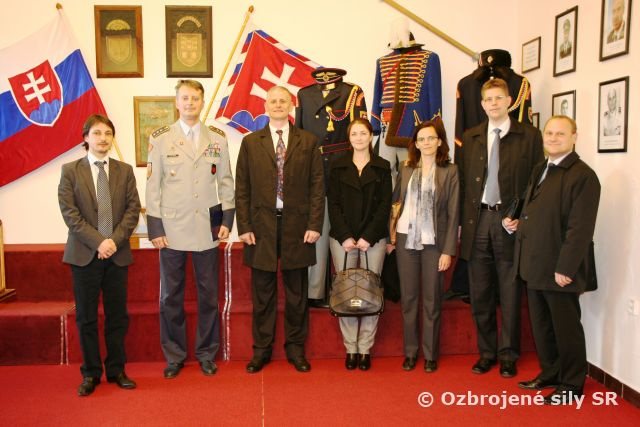 Čestná stráž prezidenta SR sa pripravuje na významnú zahraničnú návštevu