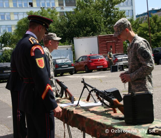 Čestná stráž privítala amerických kadetov