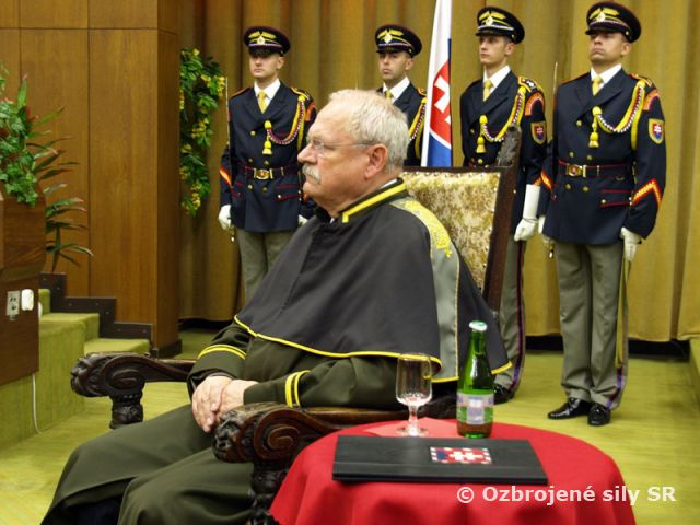 Vedecká rada AOS udelila titul Dr.h.c. prezidentovi SR