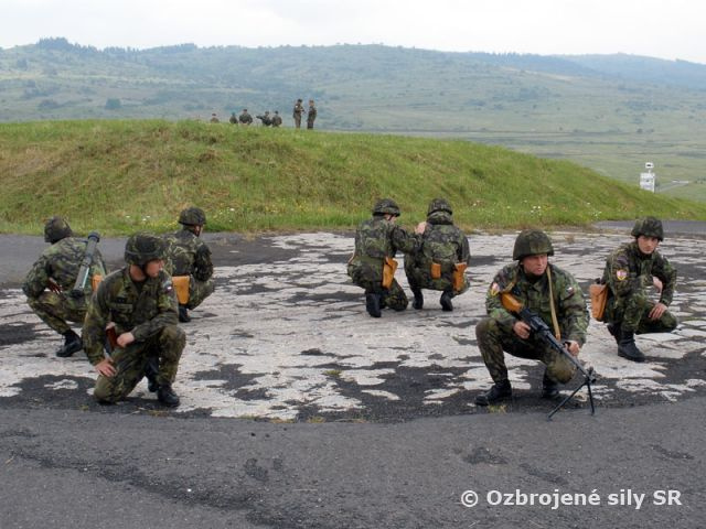Príslušníci čestnej stráže navštívili Hradní stráž