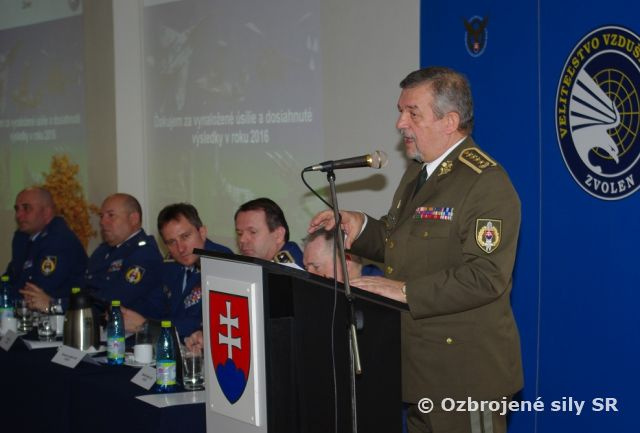 Generál Maxim na vyhodnotení roka vzdušných síl