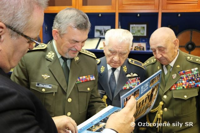 Ocenenie generála Maxima združením zahraničných letcov – západ