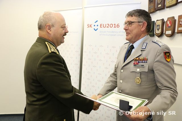 Generálporučík Macko prijal odchádzajúceho podplukovníka Simonsa (DEU)