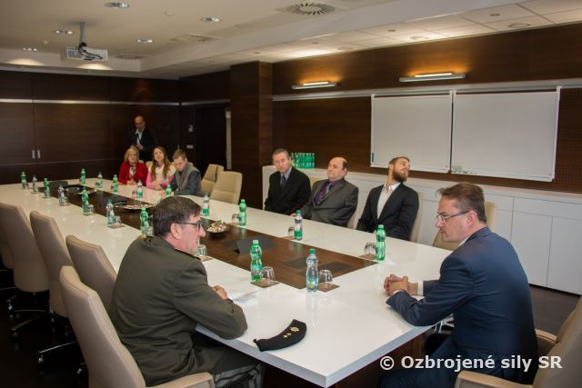 Generálmajor Joch odovzdal ocenenie handicapovaným umelcom